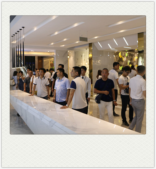 眾位設(shè)計師對博德產(chǎn)品駐足觀看 (2)_副本.jpg