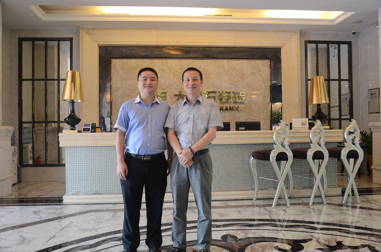 1新濠品牌營銷總經理朱國亮(左一)和佛山市陶瓷行業(yè)協(xié)會秘書長羅青(右一).jpg