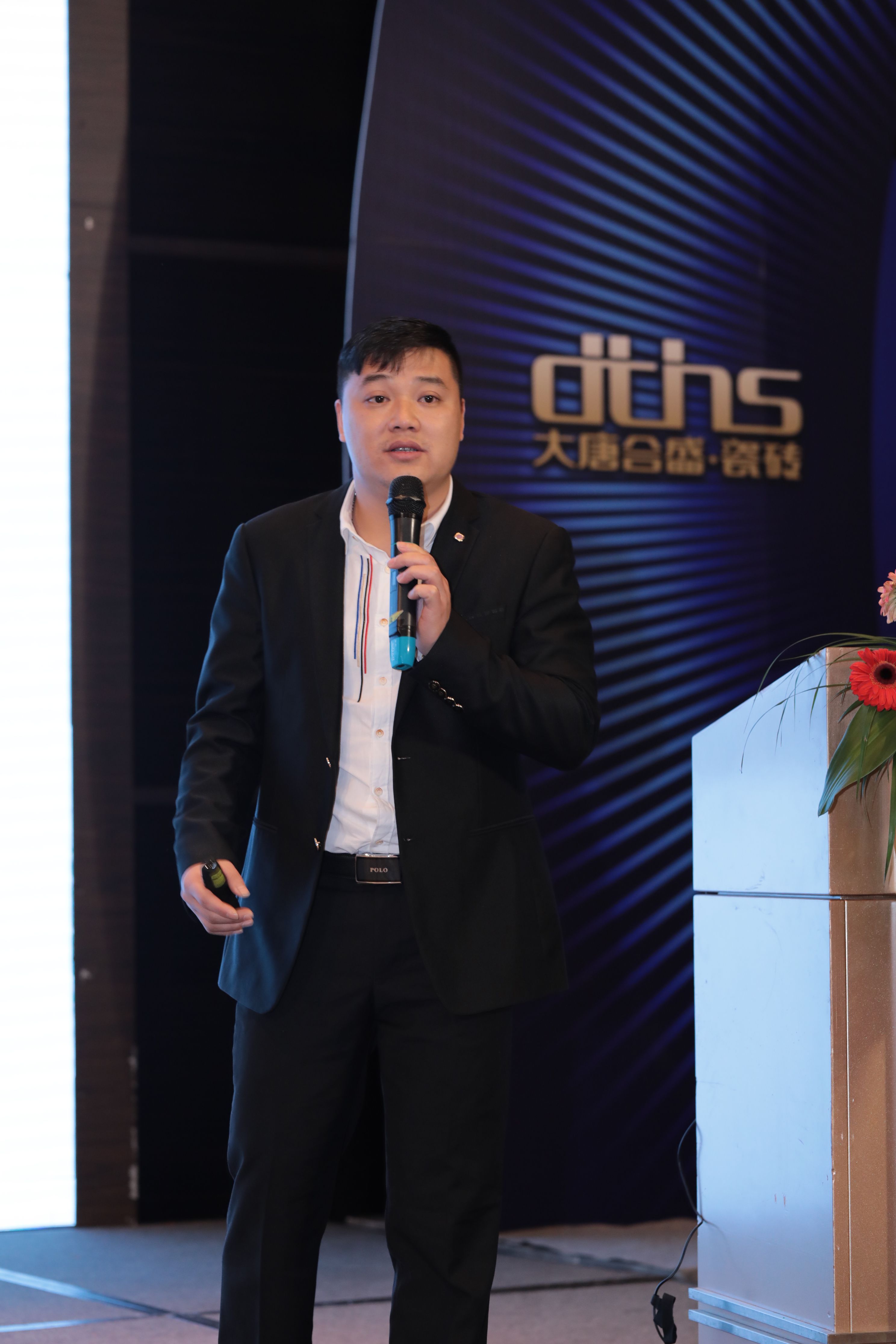 8 副總經理兼營銷中心總經理邱隆煌作《順勢突圍 彎道超車》主題演講.jpg